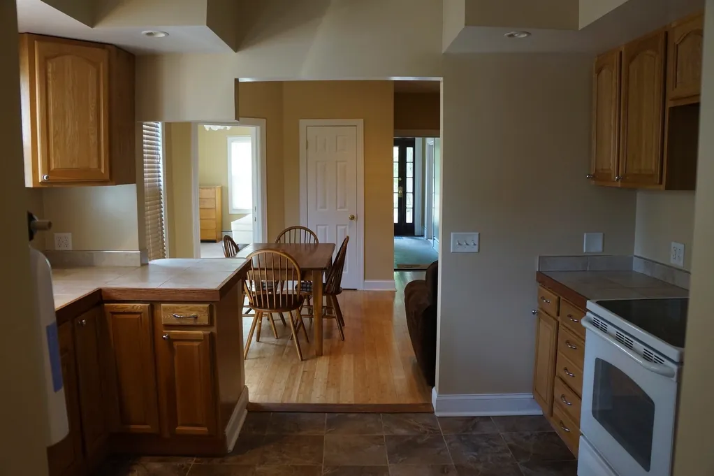 Antes: cocina con muebles de roble y encimera antigua