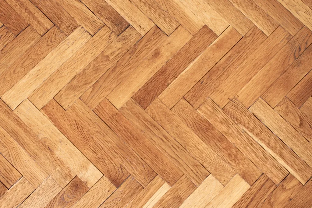Después: parquet de roble en espiga lijado y barnizado