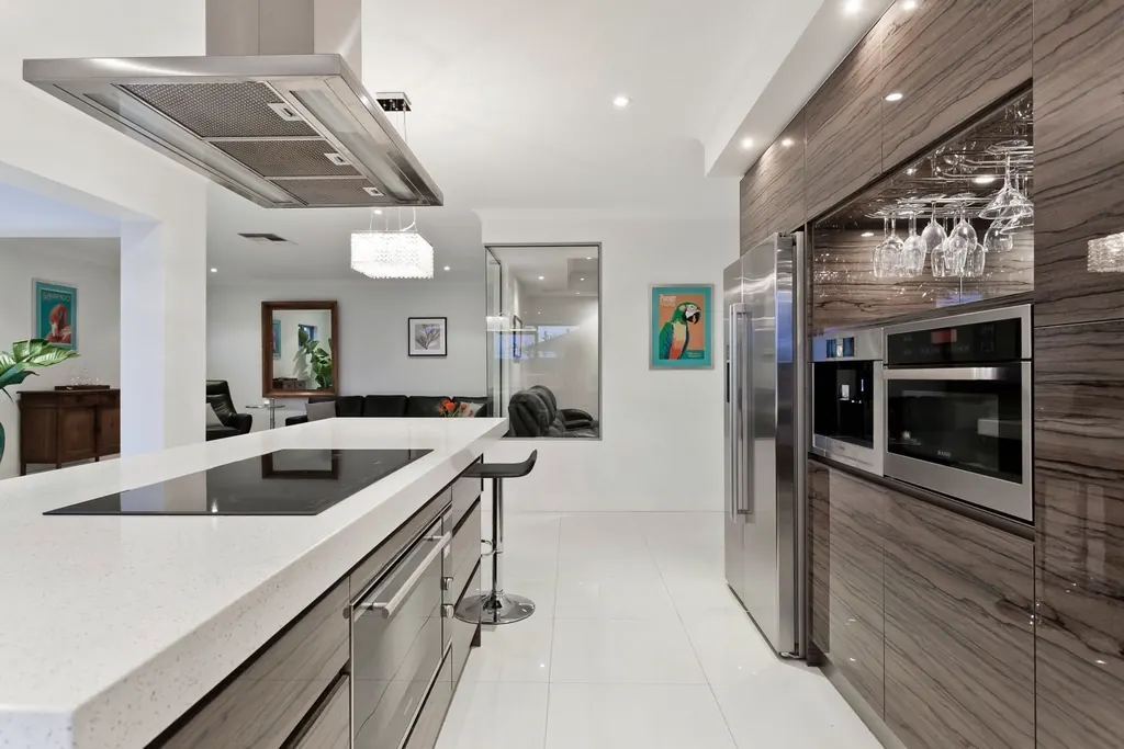 Cocina moderna con isla blanca y muebles de madera